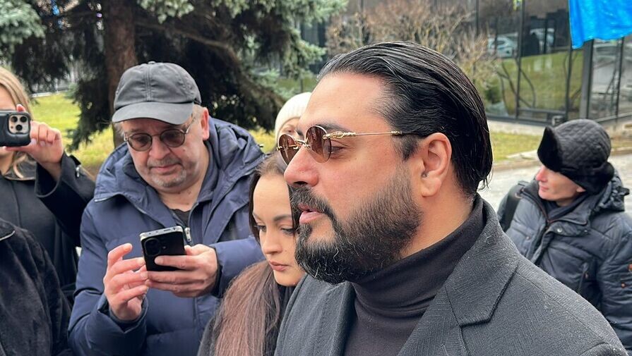 Певец, участник группы «Корни» Александр Бердников на церемонии прощания с певцом Владимиром Левкиным на Троекуровском кладбище в Москве, 19 ноября 2024 года ©Агентство «Москва»  📷