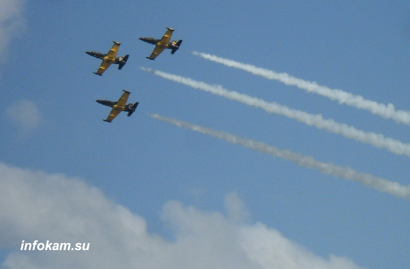    Авиашоу в Камышине в 100-летний юбилей Героя Советского Союза А.П. Маресьева (2016 год, набережная Волги)