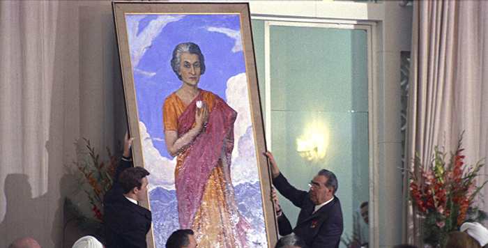 Л. И. Брежнев передал Индире Ганди памятный подарок - ее портрет, написанный советским художником И. Глазуновым.