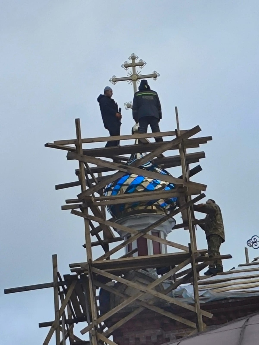 Установка креста на купол