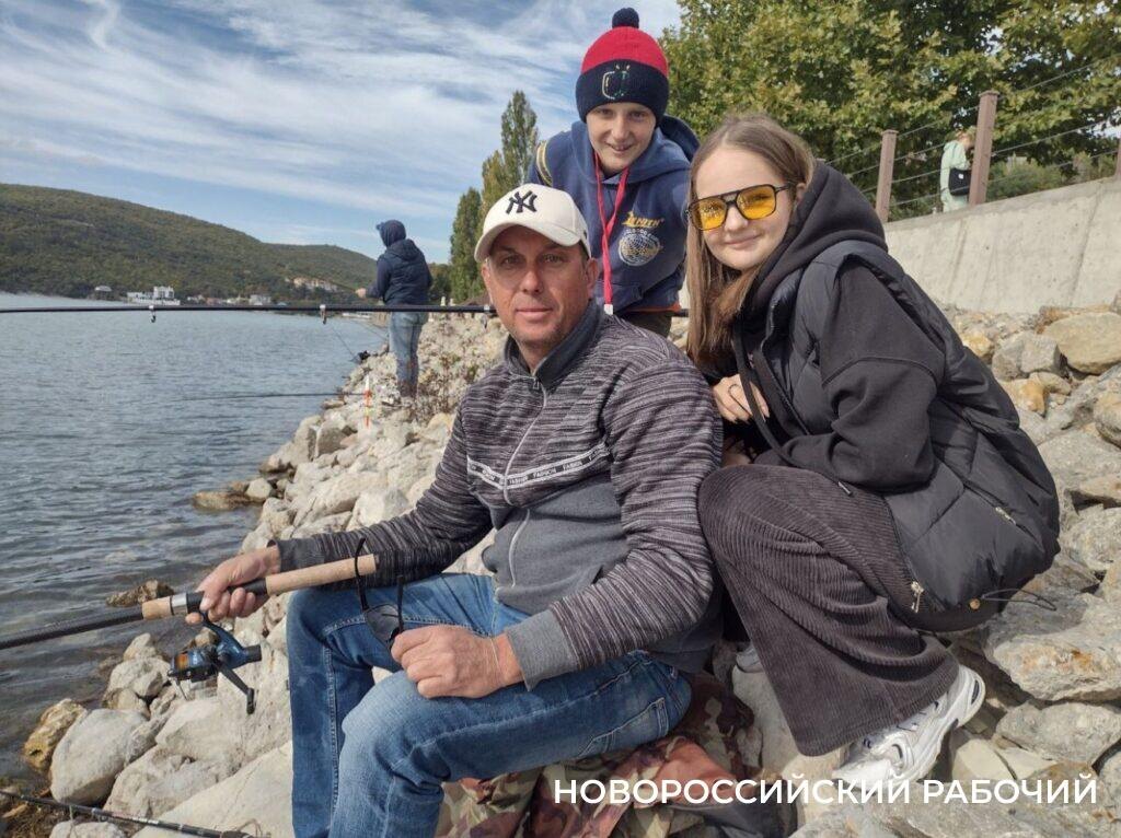    Семья Митченко в неполном составе: папа Роман, сын Матвей и дочь Диана. Все рыбаки! А мама Наташа – в числе болельщиков на фестивале семейной рыбалки в Абрау-Дюрсо.