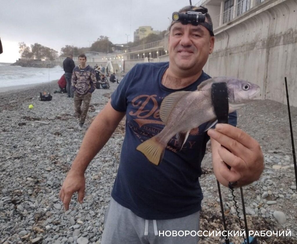   Один из победителей чемпионата по рокфишингу в Широкой Балке Руслан Чепы с темным горбылем. Вот удача так удача!