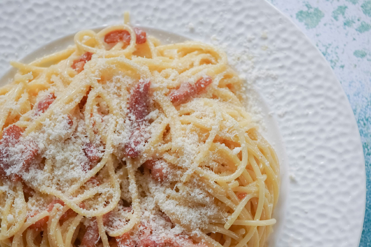 Спагетти с соусом карбонара (Фото: https://unsplash.com/photos/pasta-on-white-ceramic-plate-dvgjof0_TP8)