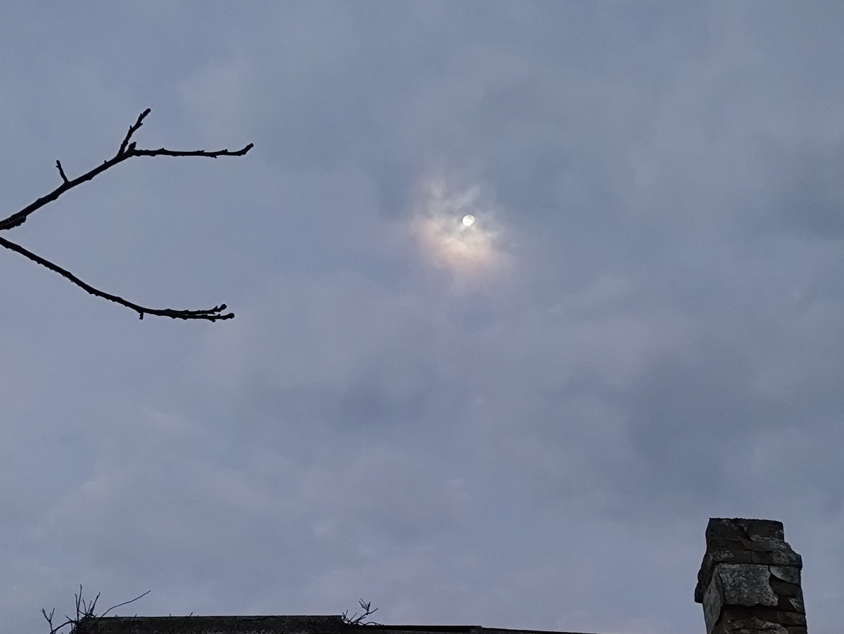 Яркая, несмотря на облака