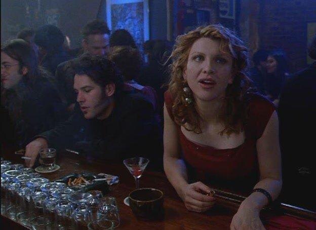 Гости идут, но многие по пути заглядывают в бар, как Люси и Кевин