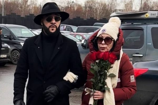    Марина Хлебникова на похоронах Левкина. Фото: thevoicemag.ru