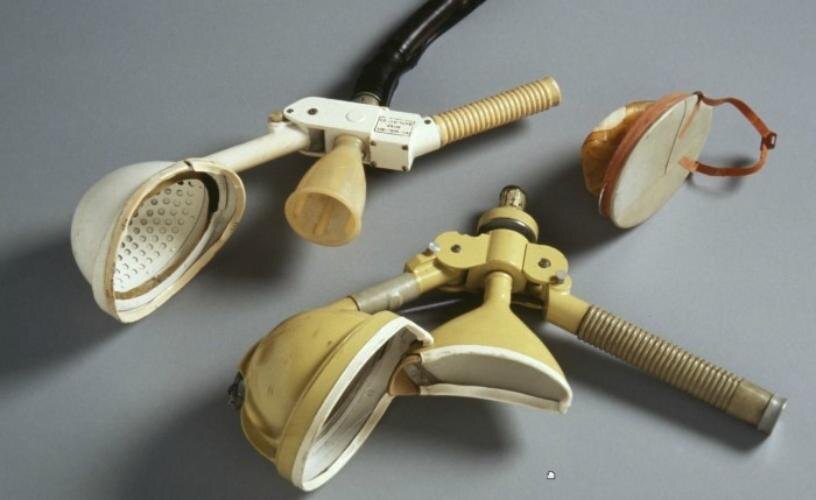 Туалет корабля «Восток», мужской (сверху) и женский (снизу) варианты. В каждом из вариантов нижняя часть большего размера — приемник кала; насадки размером поменьше служат для приема мочи и сделаны в соответствии с различиями в анатомии.