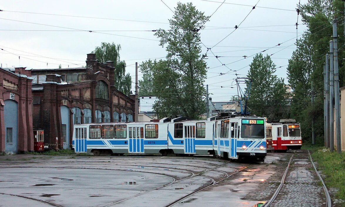 ЛВС-89 с бортовым номер 3076 в Трамвайном парке №3, Санкт-Петербург, 19 мая 2013 года. Фото с сайта trams.ru под авторством Yosheek.
