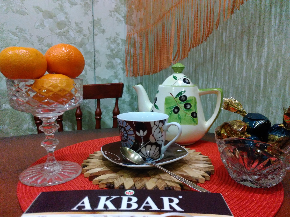 угощайтесь,гости дорогие.