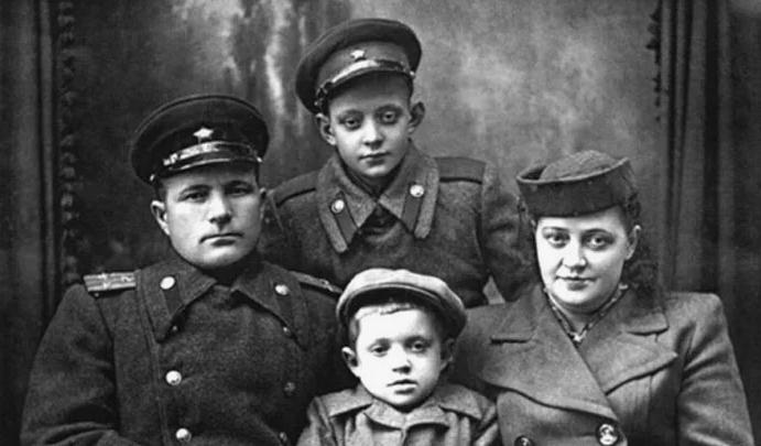 С отчимом, мамой и братом