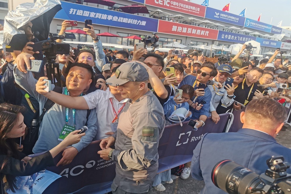 Посетители его узнают и атакуют, требуя селфи вместе или на крайний случай просто автограф. / Фото: Игорь Черняк