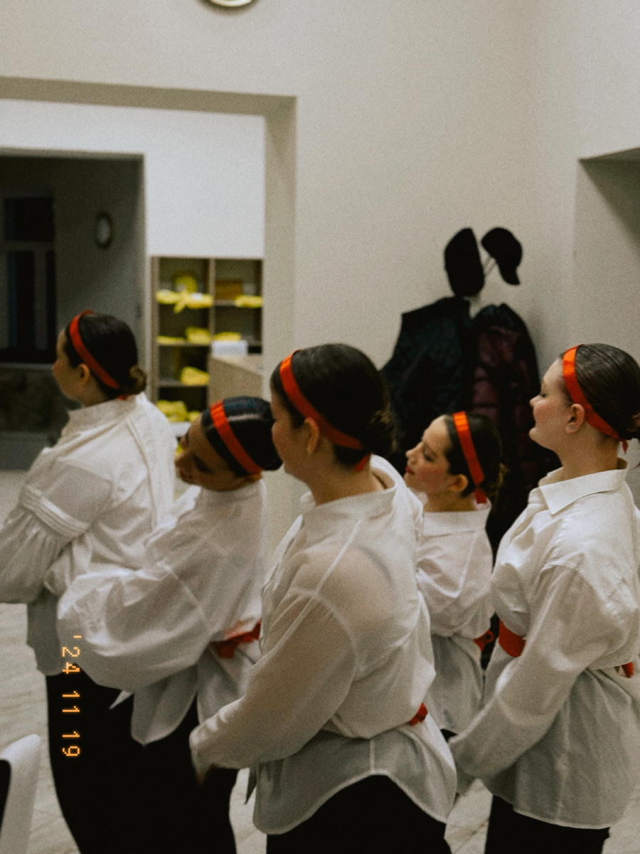 номер «Матушка Земля» танцевального клуба 