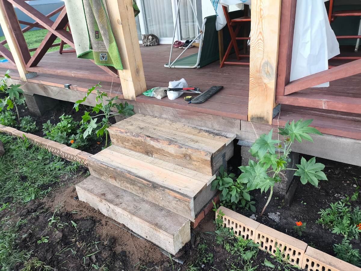 Предстояло еще отшлифовать и покрыть. Найди кота