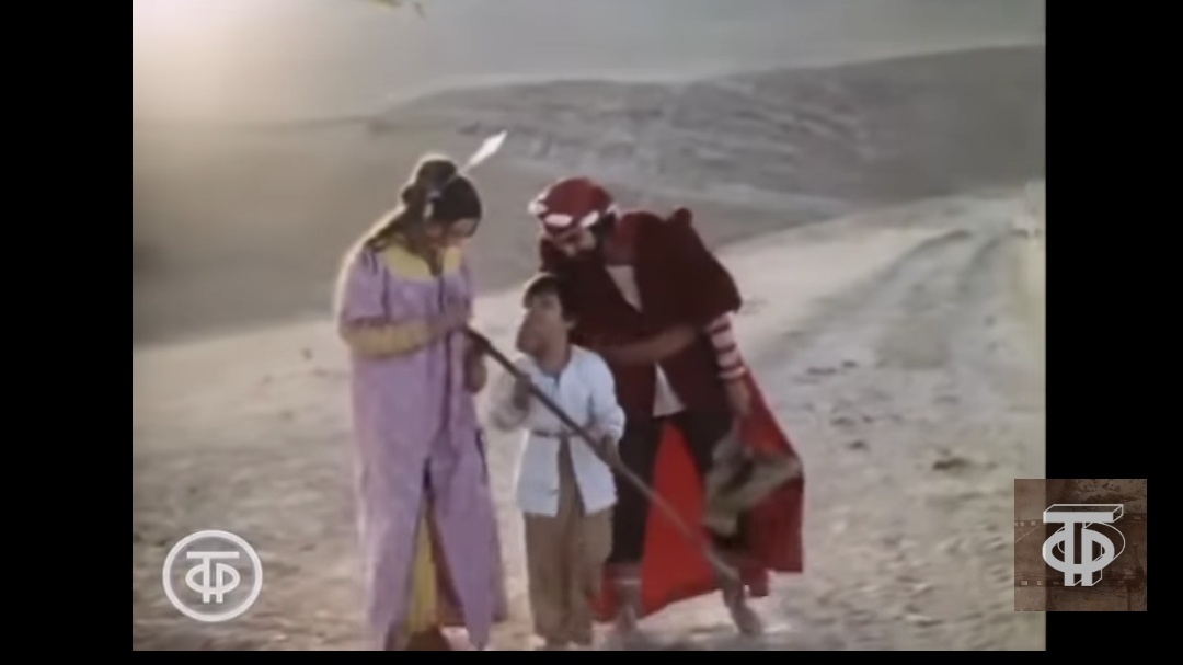 Видите? Это идут маленький Мук, Принцесса и ее возлюбленный Гасан. У Мука в руках волшебный посох, который умеет делать золотые монетки.