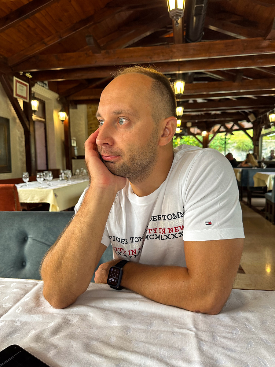 В ожидании еды в ресторане Шарганска осмица Мокра Гора