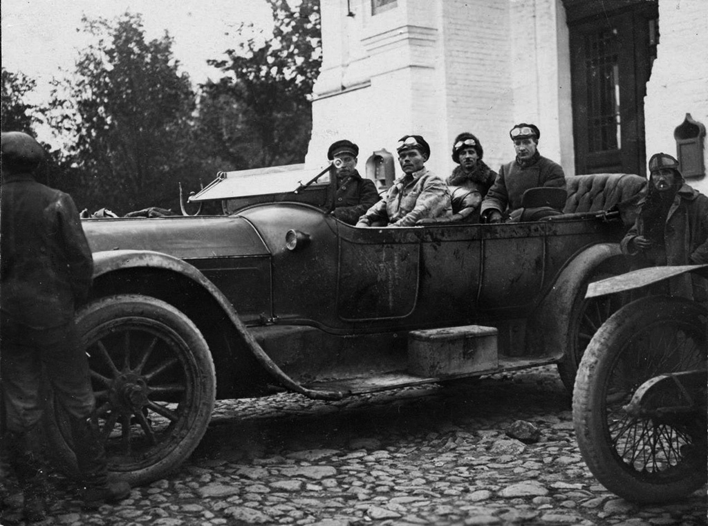 Чекисты в реквизированном Locomobile Model 48. Более 200 машин этой американской марки завезены в Россию в годы Первой мировой войны.