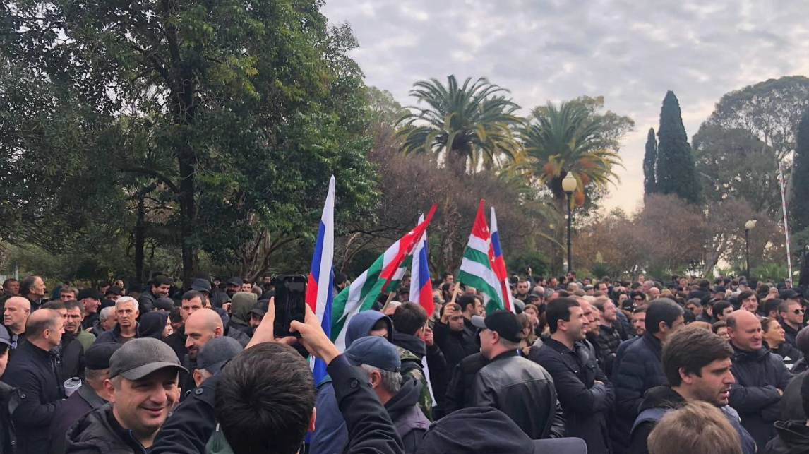 Протестующие выступают против инвестиционного соглашения с Россией.