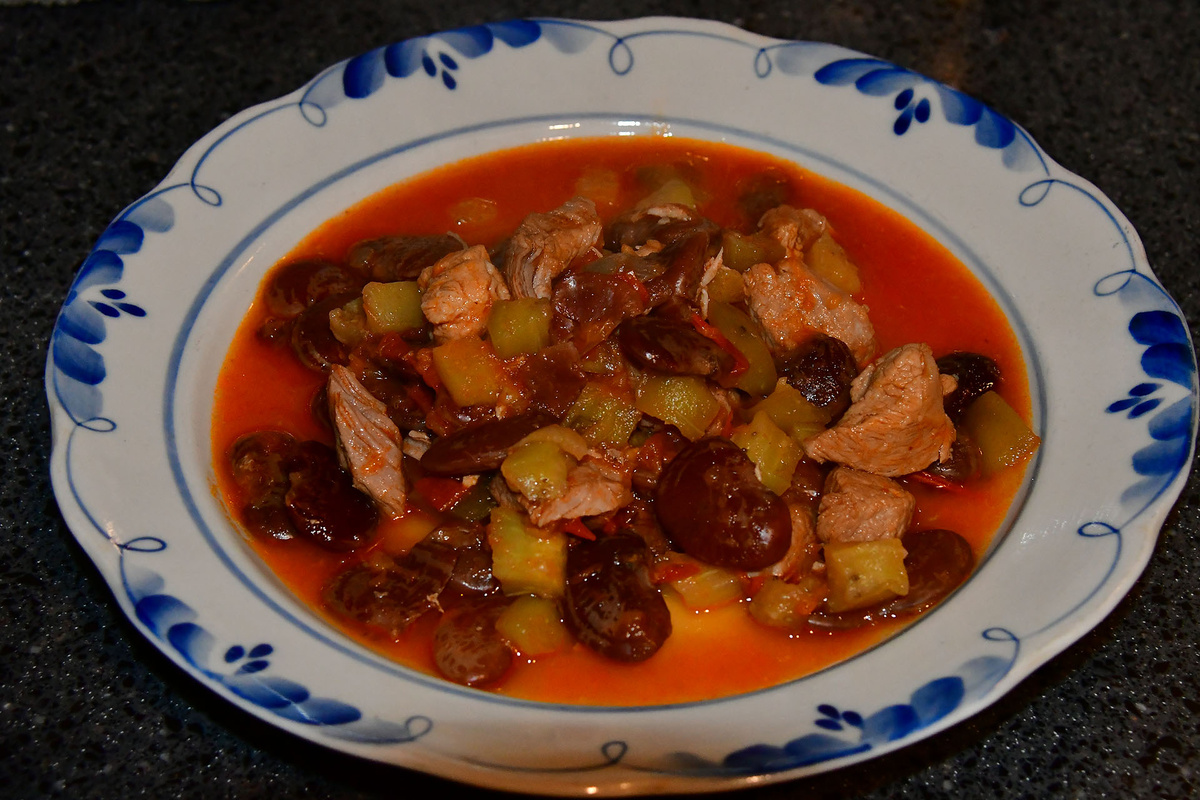 Мясо тушеное с фасолью