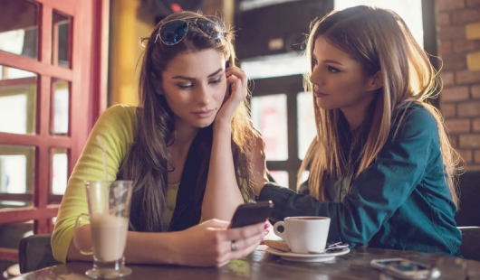 Подруги в кафе