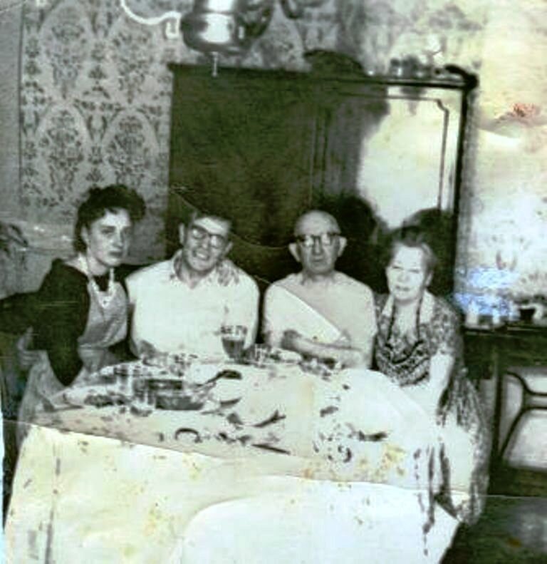 Это семейное застолье было ещё до Леночки, и было небольшим, видимо, с одним дядей Лёней, который фотографировал. Из семейного архива. Света - Витя - Александр Иванович - Екатерина Гордеевна. 1965 год.