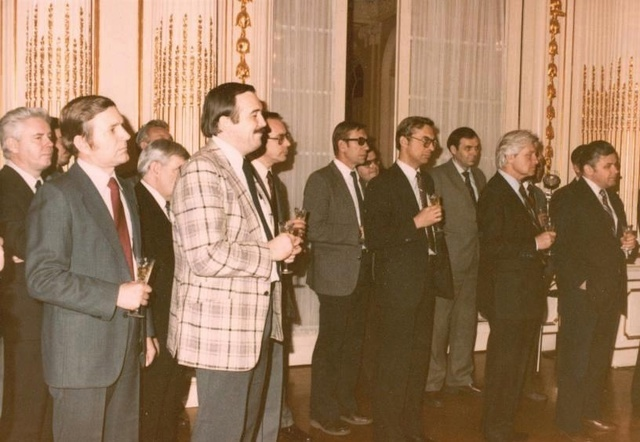 На приеме в нашем посольстве в Вашингтоне. Бережков — 2-й справа