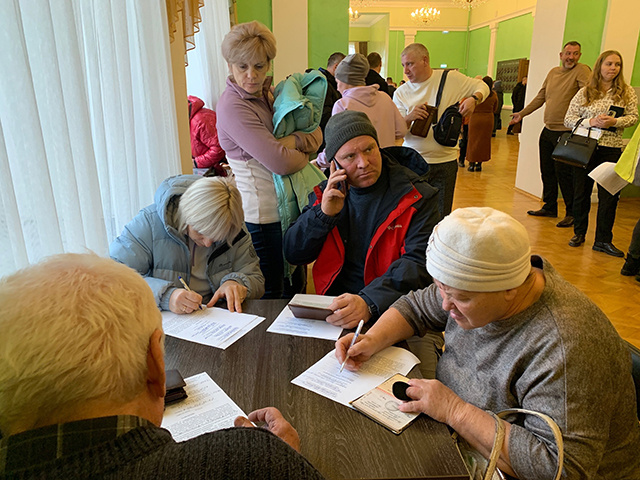    Сразу после встречи беженцы написали заявления на сертификаты