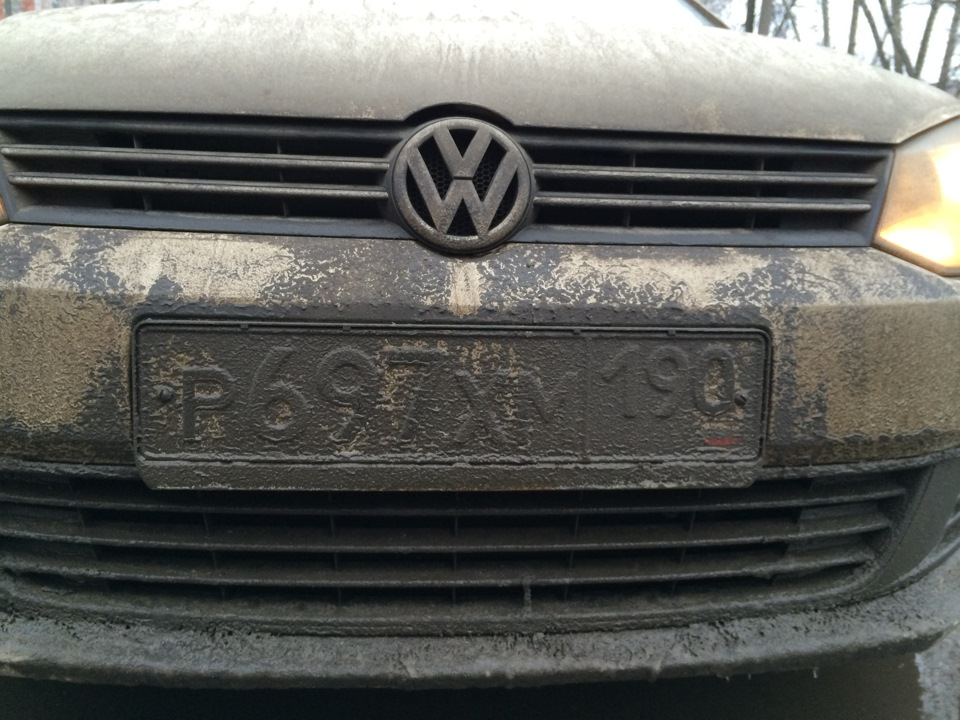 Грязные нечитаемые номера в силу погодных условий.