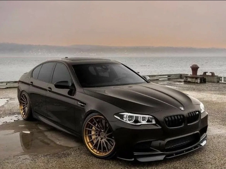 Некоторые характеристики автомобиля BMW M5:Мощность: например, у модели BMW M5 Competition она составляет 625 л.с., а у BMW M5 CS — 635 л.с.. 36Разгон до 100 км/ч: у разных поколений BMW M5 этот процесс занимает от 3 до 6,5 секунды. Например, у модификации BMW M5 VII (G90) 2024 года выпуска разгон до 100 км/ч занимает 3,5 секунды, а максимальная скорость — 305 км/ч. 1Максимальная скорость: 245–305 км/ч. 1 Снаряжённая масса седана BMW M5 составляет 1895 кг, а полная масса — 2440 кг. Объём топливного бака автомобиля BMW M5 составляет 68 литров 