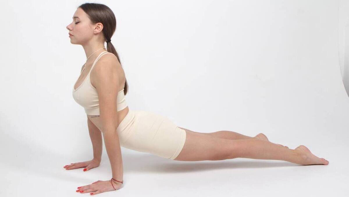    Собака мордой вверх и поза ребёнка – топ-10 упражнений на растяжку от тренера