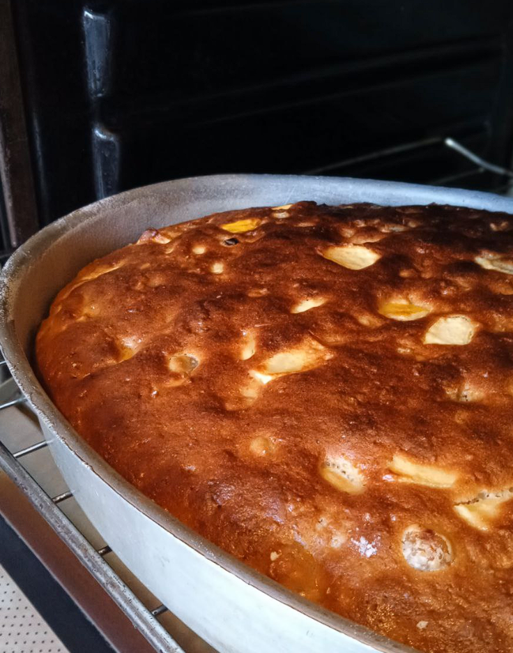 Хотя нет, не скажу. Просто пирогом похвастаюсь. С яблоками, айвой, изюмом и позавчерашней овсяной кашей. Эх, все-таки можно девушку вывезти из деревни, но никак не наоборот.