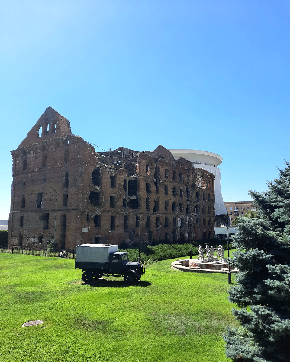 Дом Павлова - 4х-этажный жилой дом, в котором во время Сталинградской битвы в течении 58 дней героически держала оборону небольшая группа советских солдат.