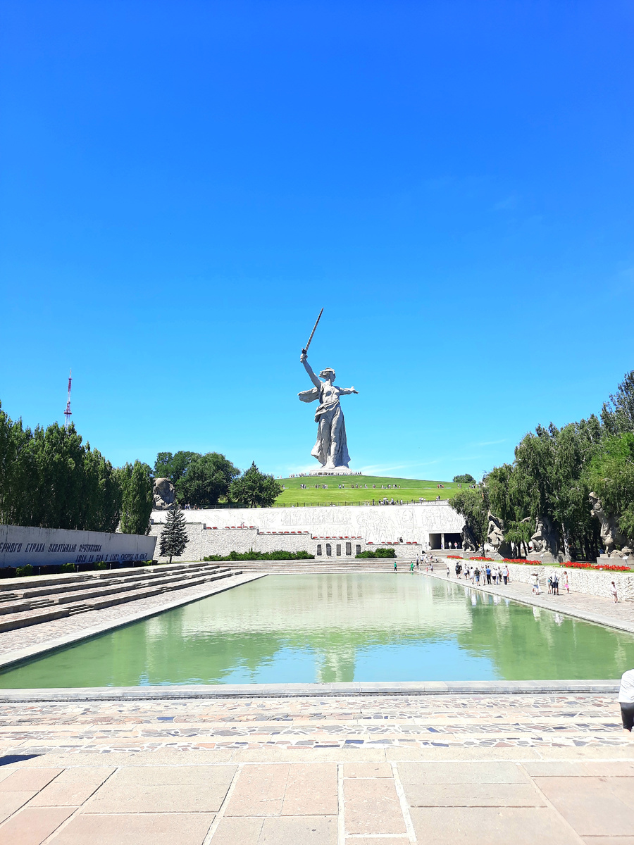 Мемориальный комплекс "Героям Сталинградской битвы" на Мамаевом кургане. Вид на монумент "Родина - мать зовёт".