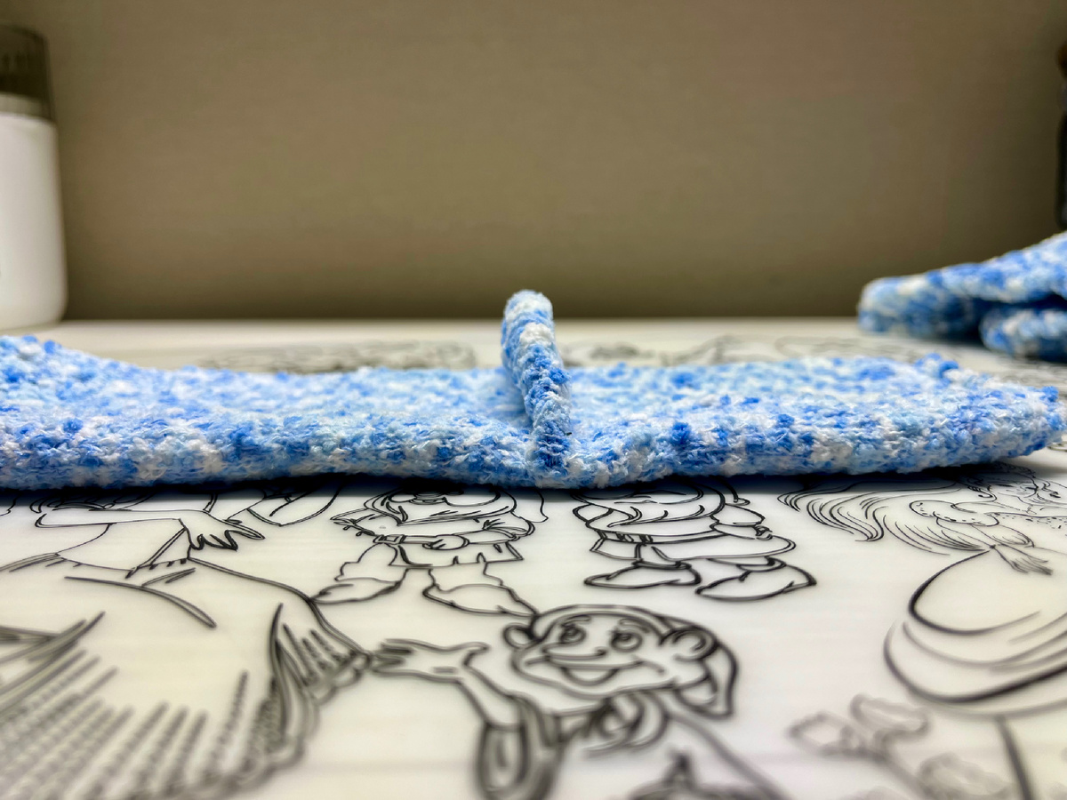 Выворачиваем носок на изнанку и хорошо, мелкими стежками прошиваем выступ пятки, чтоб ткань была сплошным полотном.