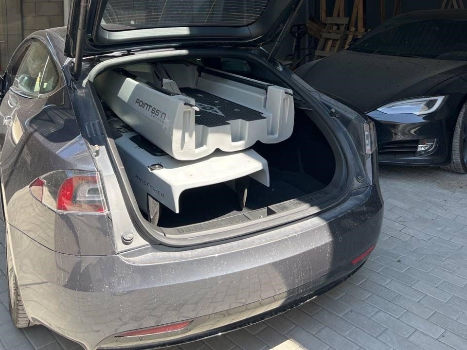 Рыболовный каяк Point 65 KingFisher в багажнике Tesla