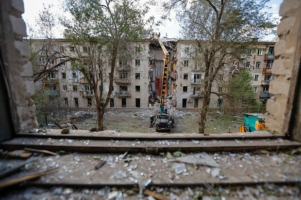    Здание в Луганске, которое, по данным Минобороны РФ, повреждено ракетой ATACMS. Фото: Alexander Ermochenko / Reuters