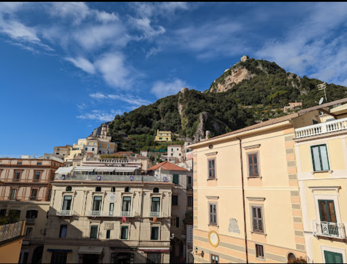 Амальфитанское побережье, дома старые, Мискиной такие не нравятся. Она любит розовые подъезды у гендиров