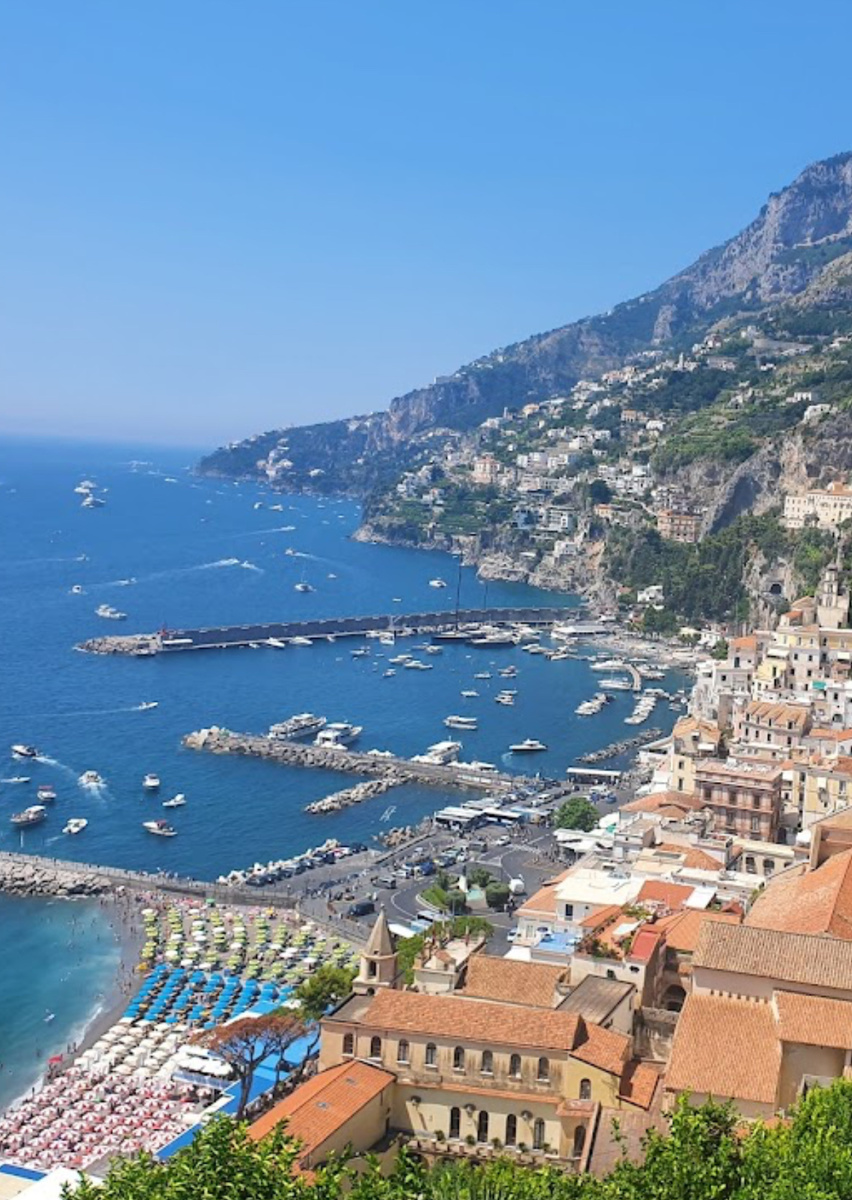 Там же, на побережье. Но Мискина не любит эти места, у нее на спагетти аллергия, чешется. Она всегда чешется и без макарон. 