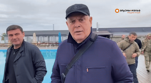    Экс-президент Абхазии теперь может отдыхать под присмотром охраны в своём родовом селе "Tamysh Village", а между делом рассуждать, что же пошло не так в республике. Видео: ТГ-канал "Нужная Газета"