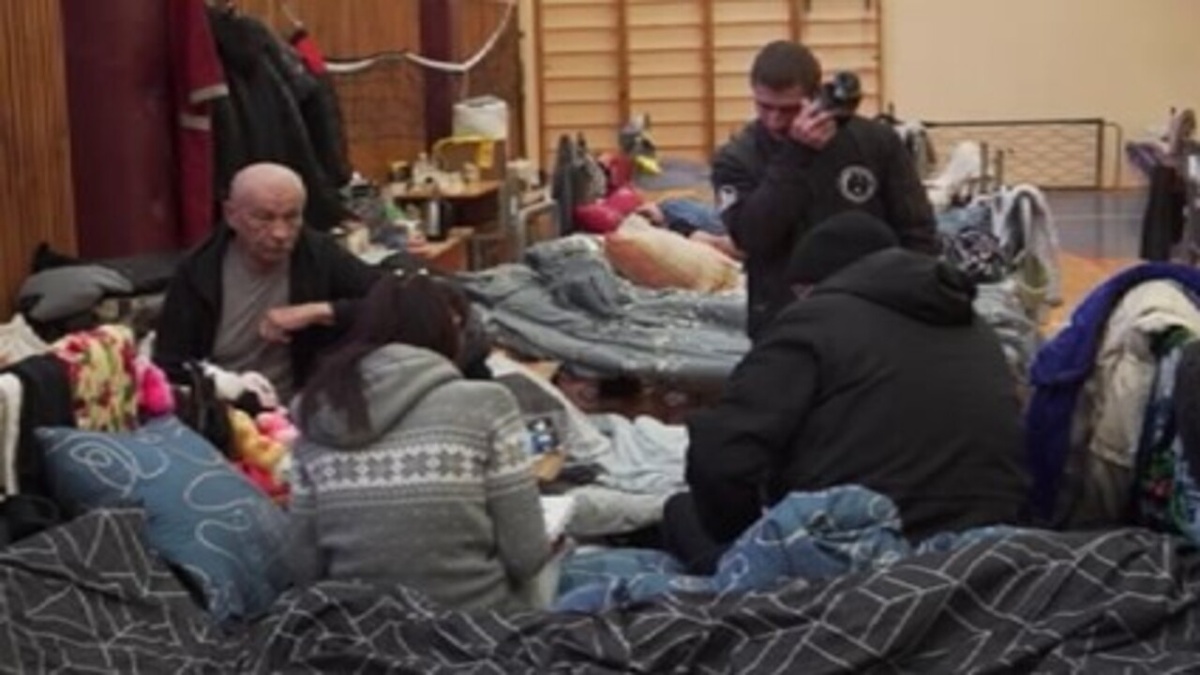    Сегодня губернатор Курской области Алексей Смирнов посетил ПВР в Бесединской школе