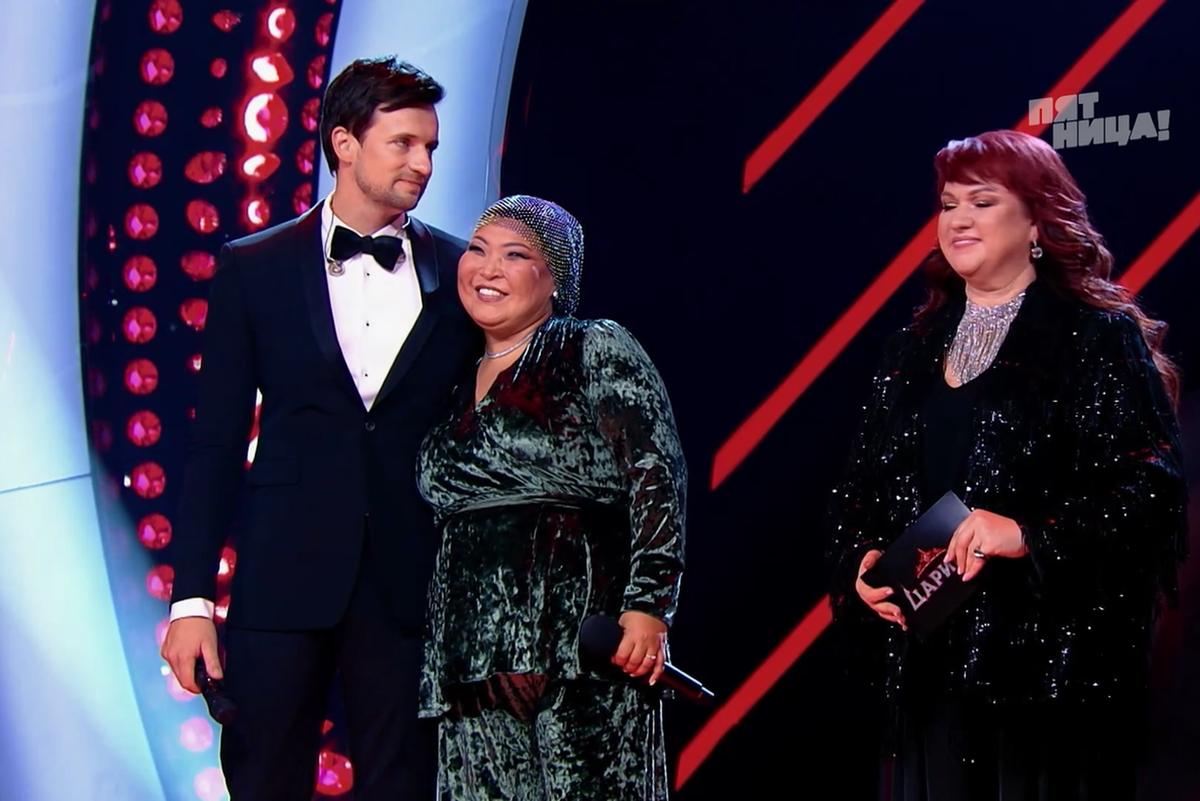    Победители выпуска –дуэт Дмитрия Колдуна и Бегимай Турусбековой и ведущая Ольга Картункова. скриншот / телеканал "Пятница"