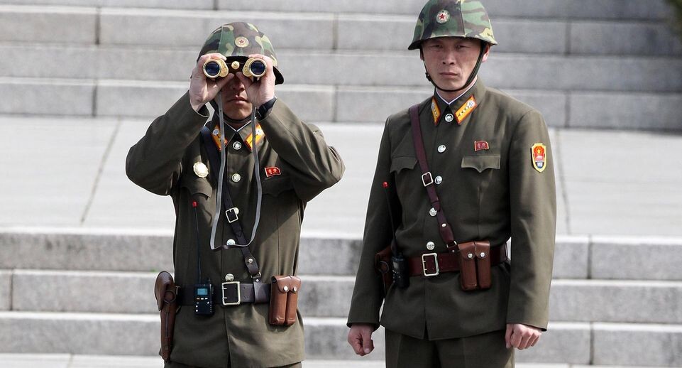    Военнослужащие КНДР смотря на солдата со стороны Южной Кореи. Park Jin-Hee/ZUMAPRESS.com / Global Look Press