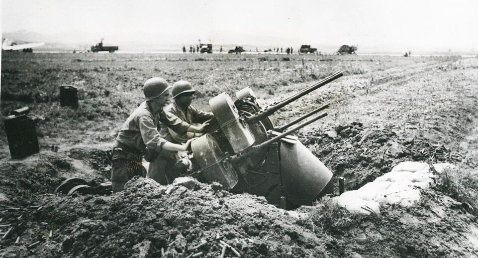    Пулеметный расчет для защиты южнокорейского аэродрома, 1952 год. Keystone Pictures USA / Global Look Press