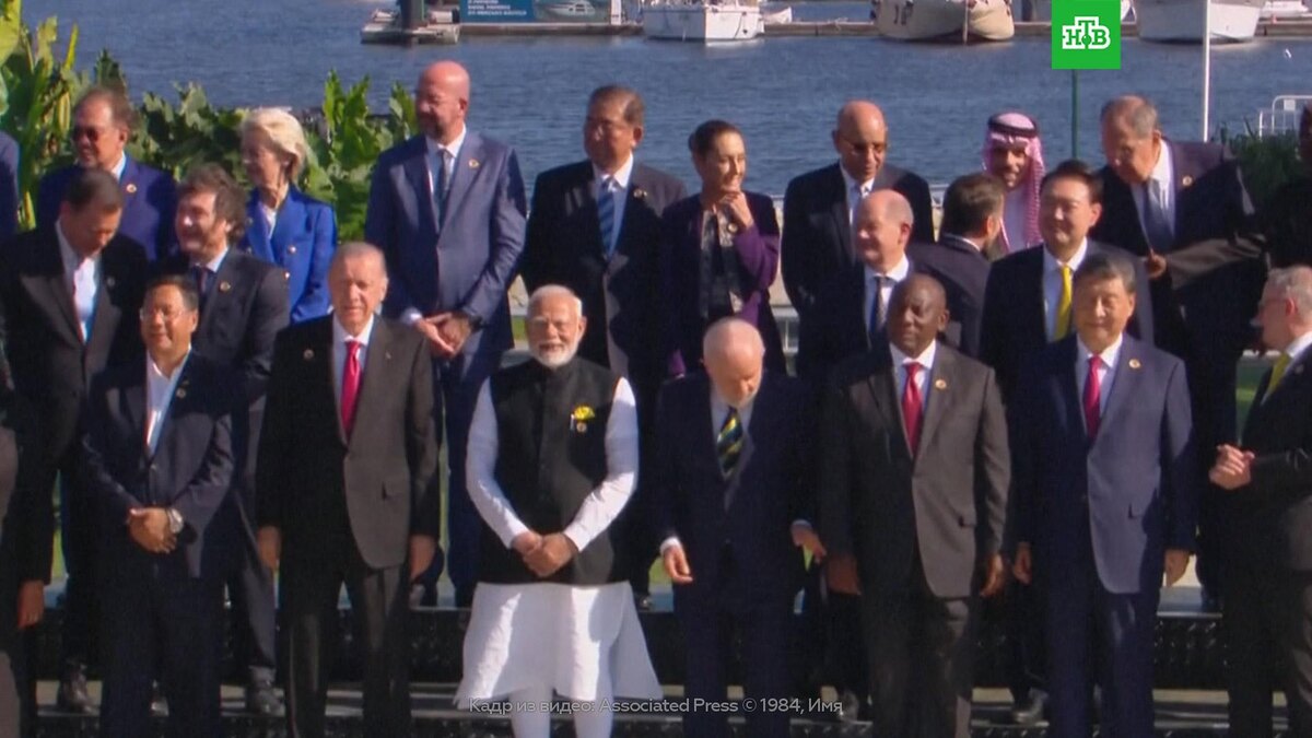    СМИ обсуждают видео рукопожатия Макрона и Лаврова на саммите G20