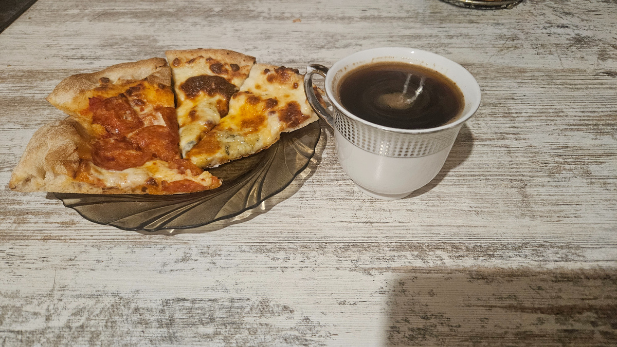 Завтрак. Пицца пепперони и 4 сыра. 337 ккал.