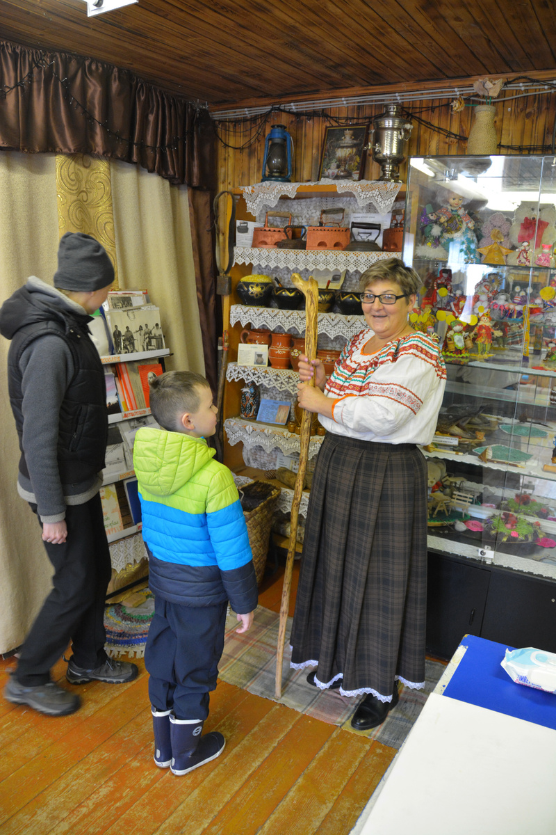 Городские жители ошарашены гостеприимством и открытостью методиста клуба поселка Игнатовское, Ларисы Дроздовой. Фото автора, октябрь 2024 г.