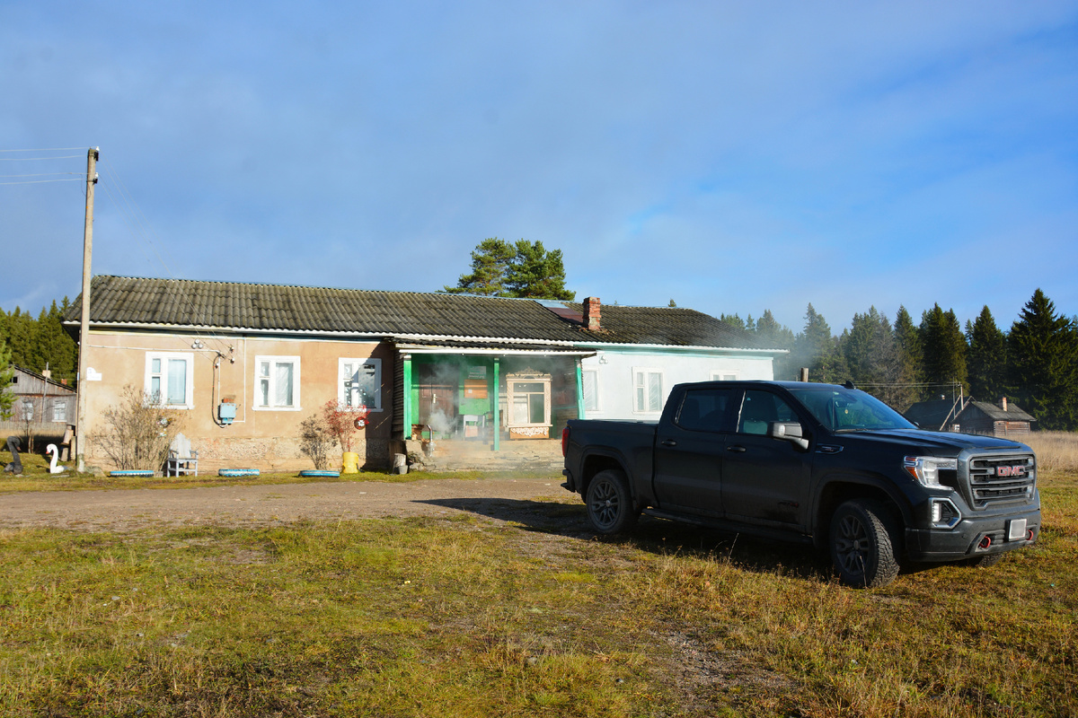 Новая глава путешествия и нас встречает в пос. Игнатовское не только хорошая погода, но и дымящийся самовар у дверей клуба. Фото автора, октябрь 2024 г.