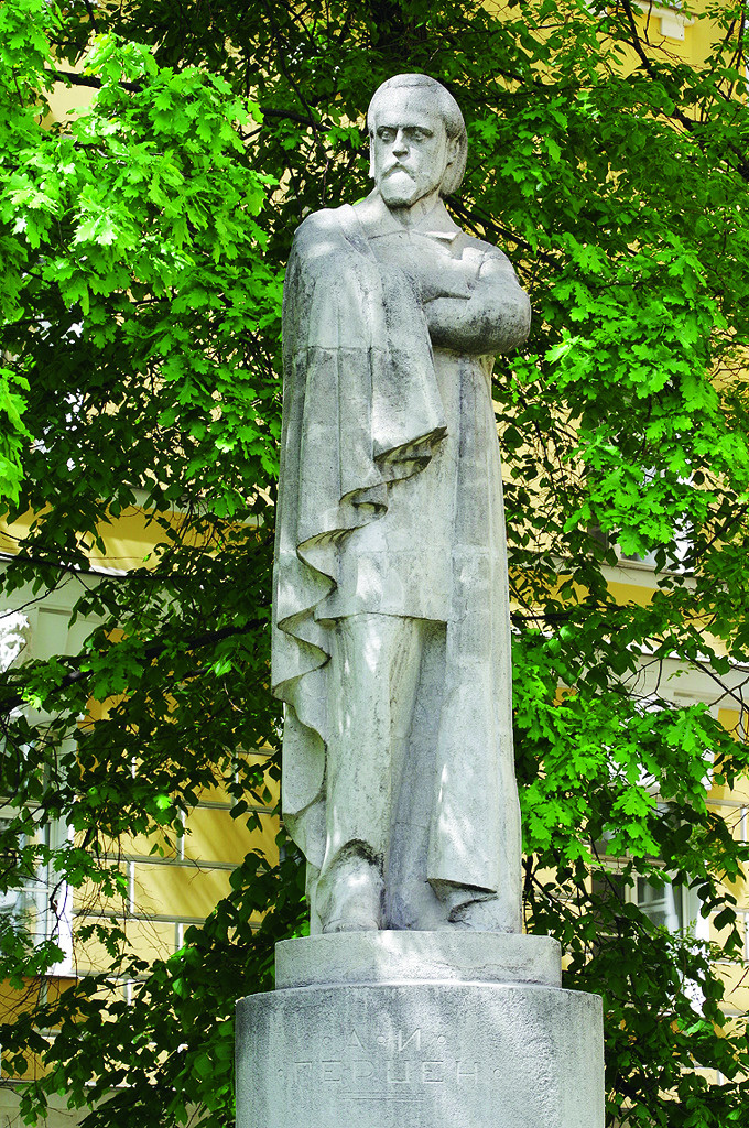 Памятник А. И. Герцену во дворе ИСАА. Автор фото: Д. А. Гутнов.