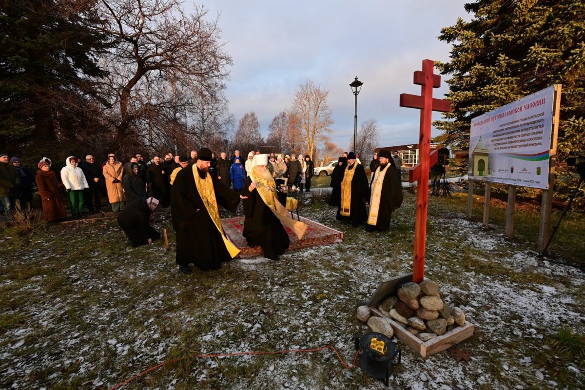    В Петрозаводске освятили строительство часовни Петра и Павла на набережной города. Фото: "Республика"/Сергей Юдин