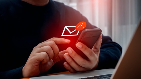    Минцифры обсуждает с операторами запрет на отправку SMS во время звонка для борьбы с мошенниками Роман Захаров