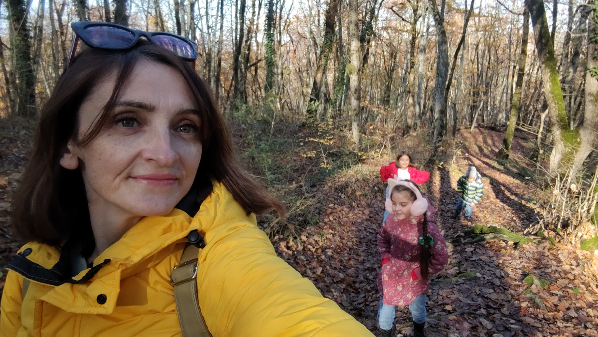 А там сзади моя детвора. Это мы в Горячем Ключе